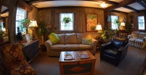 Hyde Away Inn - Living Room
