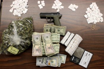 kxt drugs drugs money gun-1