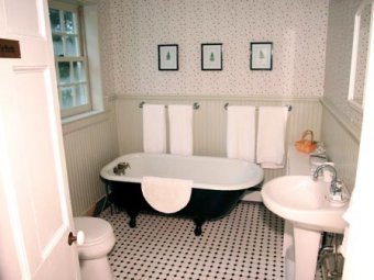 Suzie's Room - Bath